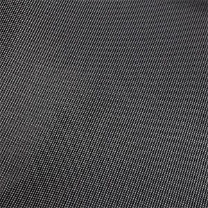 Détail rapproché d'une maille ou d'un tissu texturé noir présentant un motif de tissage serré et uniforme.